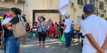 Manifestantes voltam a protestar por moradia e interditam avenida no Centro do Recife