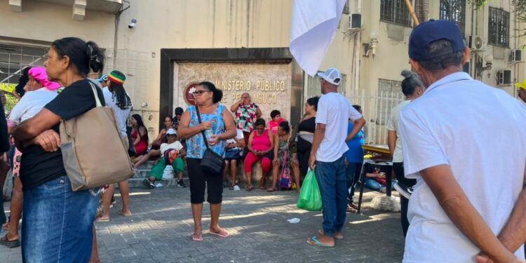 Manifestantes voltam a protestar por moradia e interditam avenida no Centro do Recife