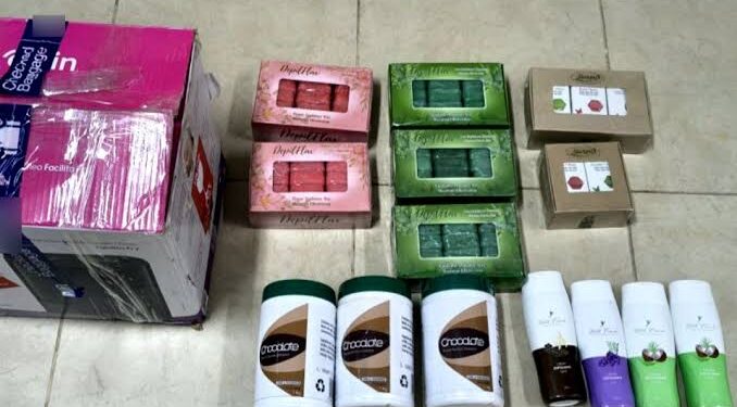 Passageira do Amazonas é presa no Aeroporto do Recife com mais de 12 kg de cocaína em embalagens de cosméticos