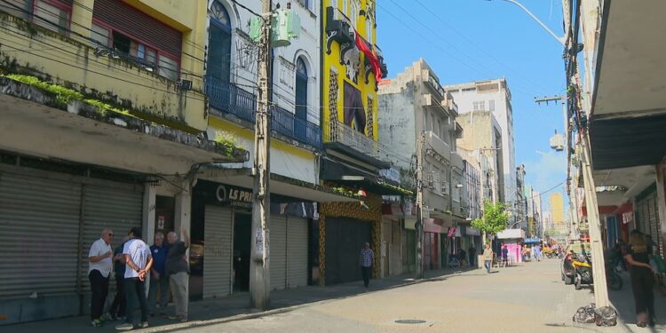Rua da Imperatriz, símbolo do comércio do Centro do Recife, será reaberta para carros depois de quase 50 anos