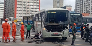Dois ônibus colidem na Ponte Duarte Coelho, no Centro do Recife