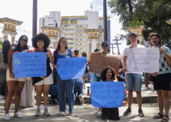 Residentes de saúde fazem protesto no Recife por auxílio-permanência e redução da carga horária