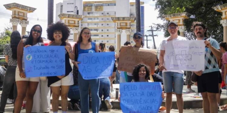 Residentes de saúde fazem protesto no Recife por auxílio-permanência e redução da carga horária