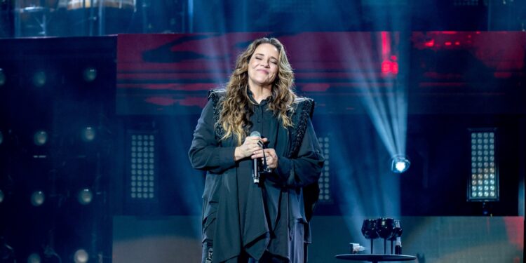 Ana Carolina celebra 25 anos de carreira com a turnê “25 Anas” em Recife