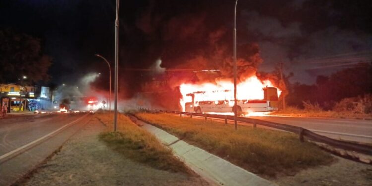 Ônibus é incendiado em protesto na BR-101, no Ibura