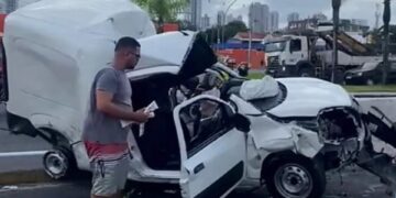 Motorista perde controle de carro e fica preso às ferragens após colisão perto do Aeroporto do Recife