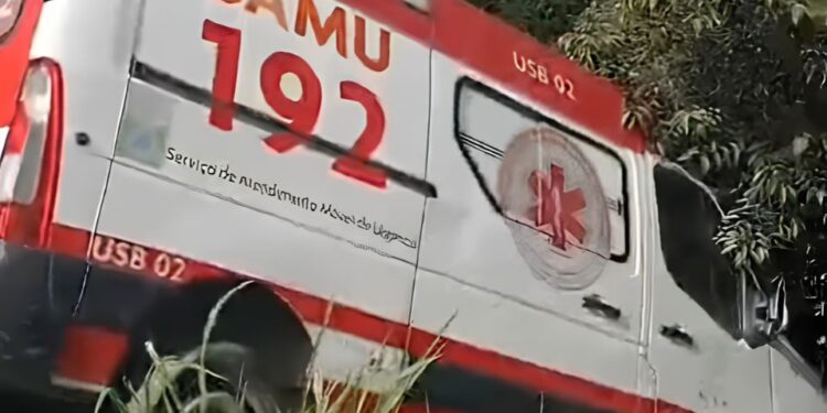 Acompanhante de paciente tenta furtar ambulância do Samu e acaba batendo o veículo
