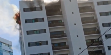Incêndio atinge apartamento no último andar de prédio em Boa Viagem
