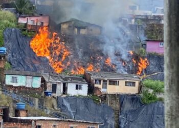 Incêndio atinge lona plástica em barreira na Zona Norte do Recife