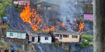 Incêndio atinge lona plástica em barreira na Zona Norte do Recife