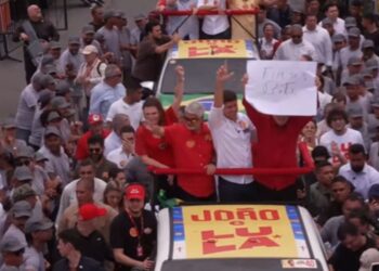 Ao lado de João Campos e aliados, Lula exibe cartaz pedindo “fim das bets” durante ato no Recife