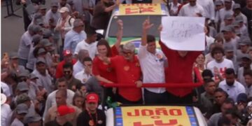 Ao lado de João Campos e aliados, Lula exibe cartaz pedindo “fim das bets” durante ato no Recife