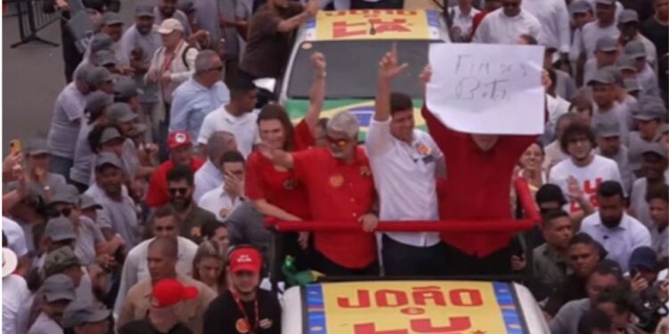Ao lado de João Campos e aliados, Lula exibe cartaz pedindo “fim das bets” durante ato no Recife