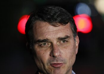 Flávio Bolsonaro diz que Lula usa ‘amigos no Judiciário’ para impor censura a debate da Globo