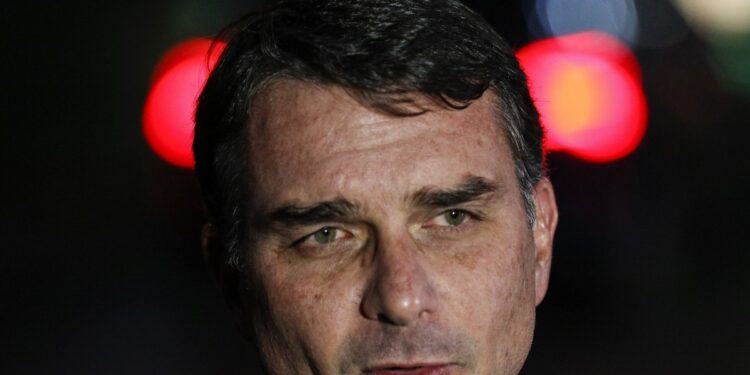 Flávio Bolsonaro diz que Lula usa ‘amigos no Judiciário’ para impor censura a debate da Globo