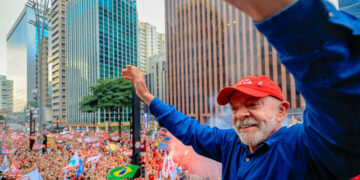 Com 100% das seções totalizadas, Lula teve 51,79% e Flávio, 48,21%