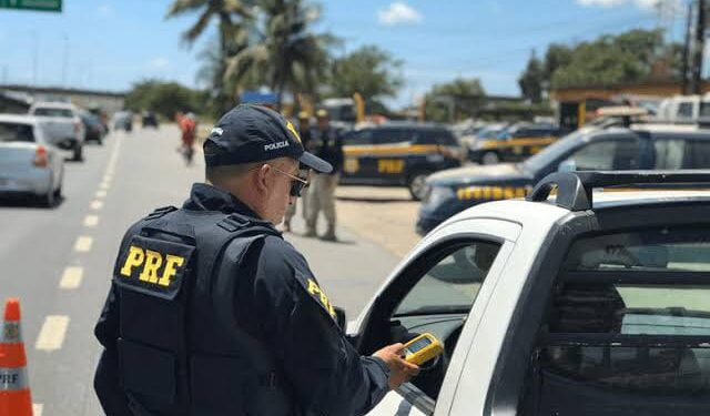 Feriado de Finados: PRF intensifica fiscalização e combate a infrações graves em Pernambuco
