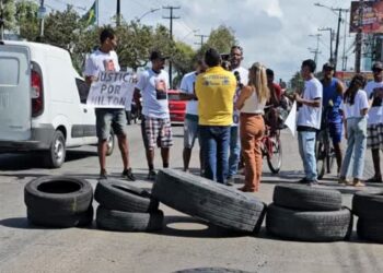 Protesto bloqueia uma das faixas da Av. Mascarenhas de Moraes, na Imbiribeira