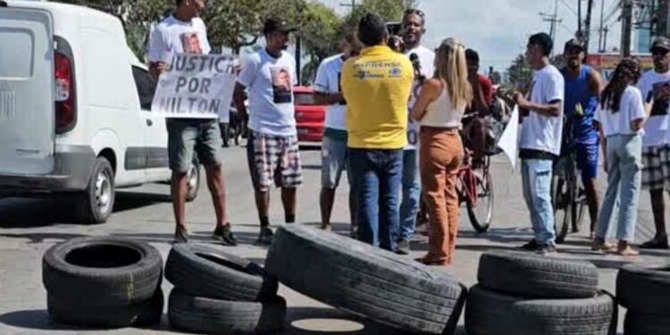 Protesto bloqueia uma das faixas da Av. Mascarenhas de Moraes, na Imbiribeira