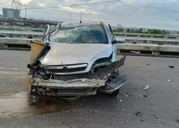 Motorista morre ao colidir carro com caminhão na BR-232, no Curado, Zona Oeste do Recife