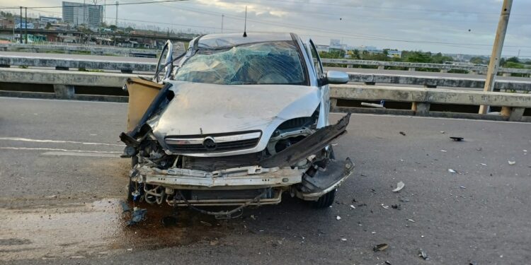 Motorista morre ao colidir carro com caminhão na BR-232, no Curado, Zona Oeste do Recife
