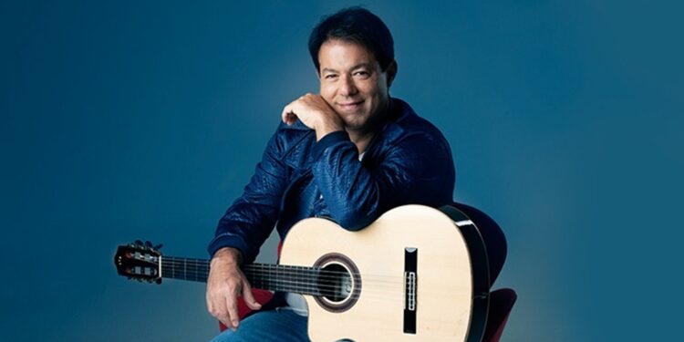 Alex Cohen celebra a obra de Roberto Carlos em show no Teatro RioMar Recife neste sábado (17/10)