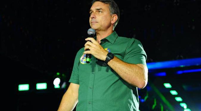 PF aciona autoridades argentinas para verificar possível saída de Flávio Bolsonaro do Brasil