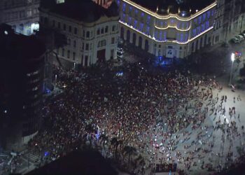 Apoiadores comemoram no Recife reeleição do presidente Lula