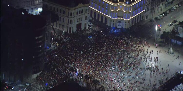 Apoiadores comemoram no Recife reeleição do presidente Lula