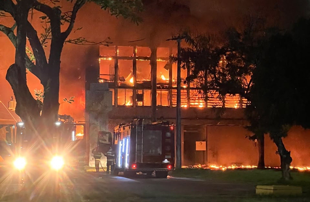 Terceiro incêndio na UFPE em uma semana causa prejuízo de R$ 100 milhões, diz reitor