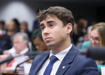 Nikolas Ferreira participa de caminhada em Boa Viagem, Zona Sul do Recife