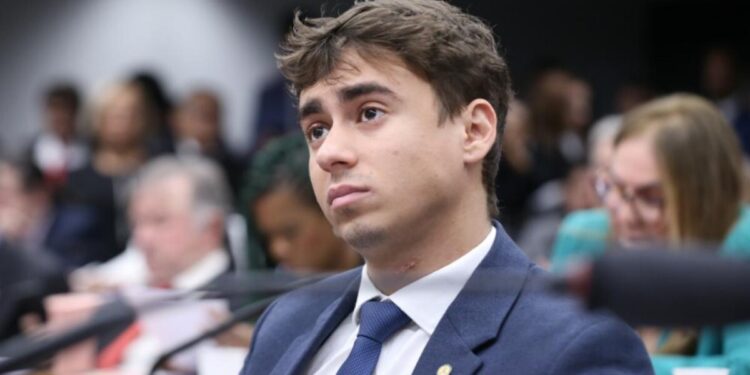 Nikolas Ferreira participa de caminhada em Boa Viagem, Zona Sul do Recife